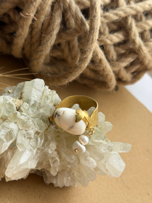 انگشتر عقیق سفید واویز مروارید اصل وسنگ هائولیت