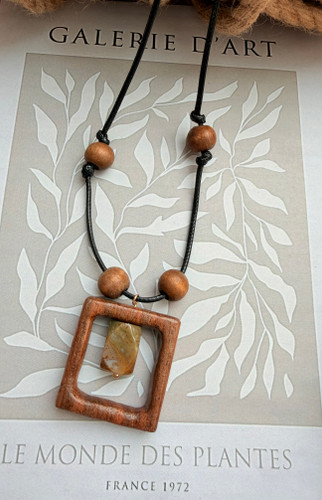 گردنبند عقیق خزه ای ترکیب باچوب گردو دست تراش و بند چرم