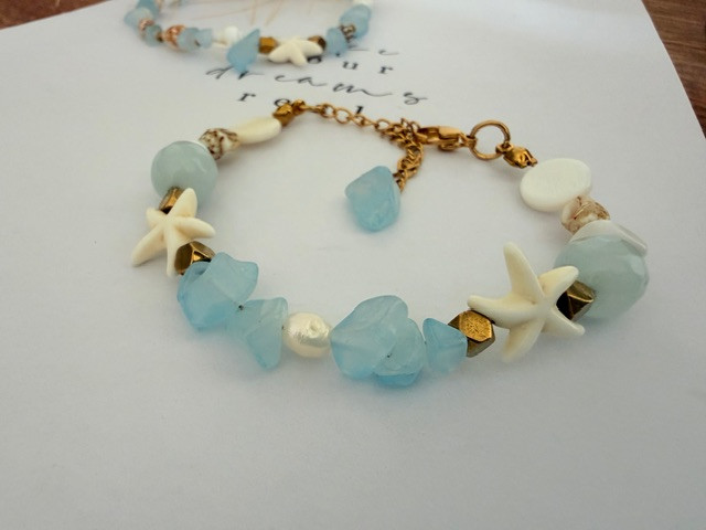 دستبند سنگ اکوامارین و تک مروارید اصل وصدف طبیعی